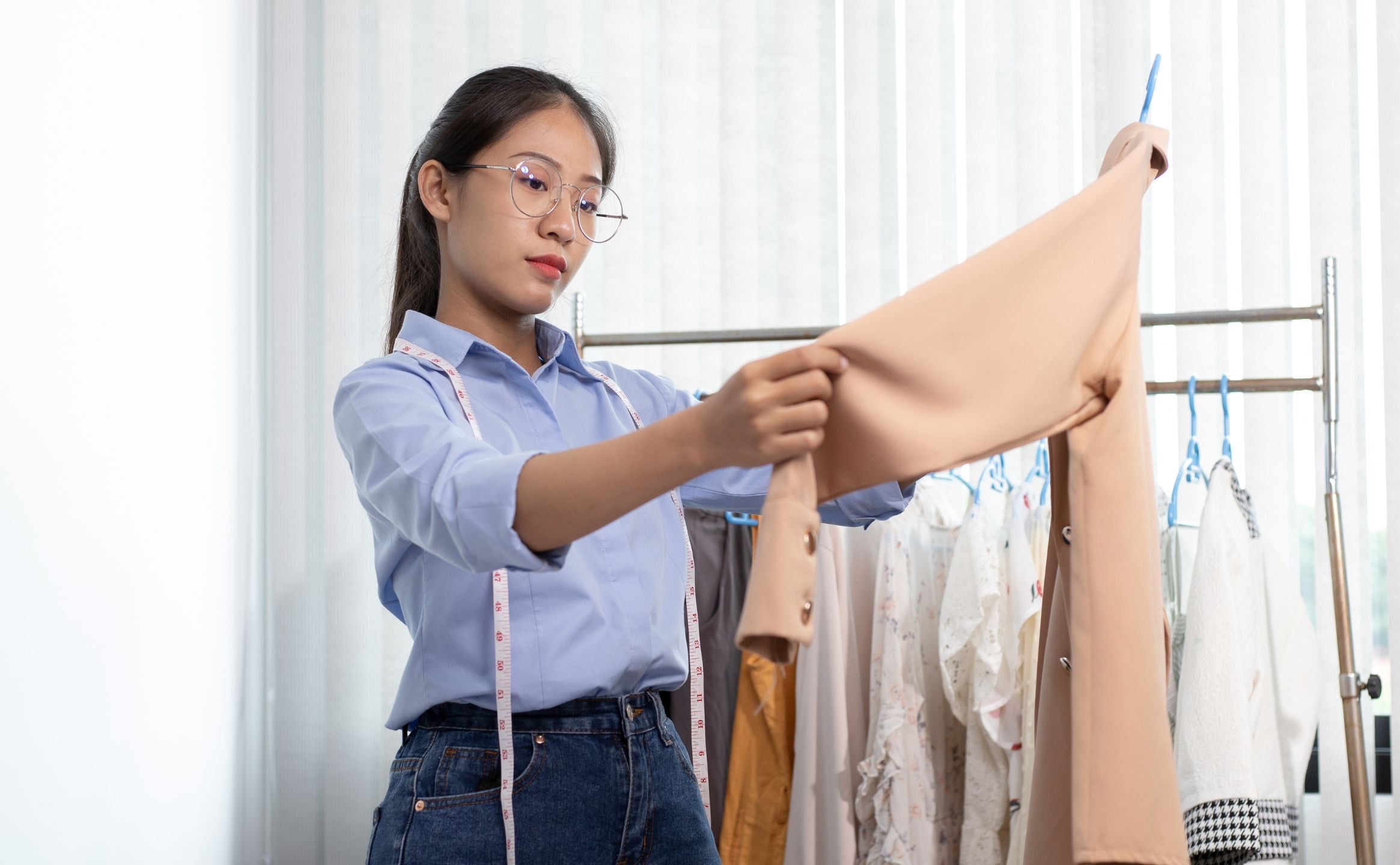服をチェックする韓国人女性